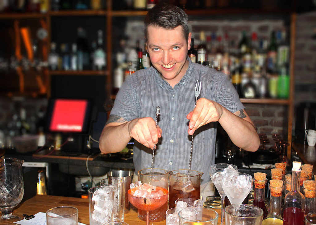 A bartender mixes a cocktail at Lukket Selskap